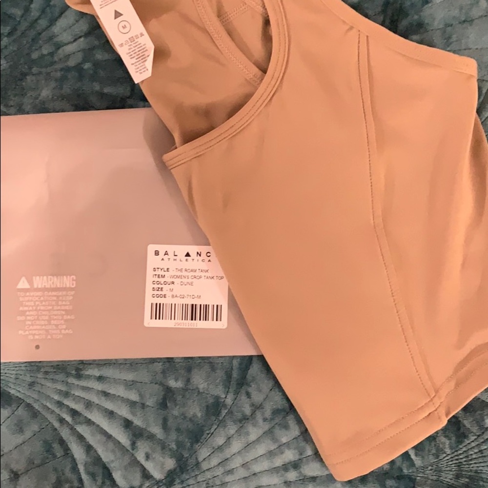 NWT roam tank size M